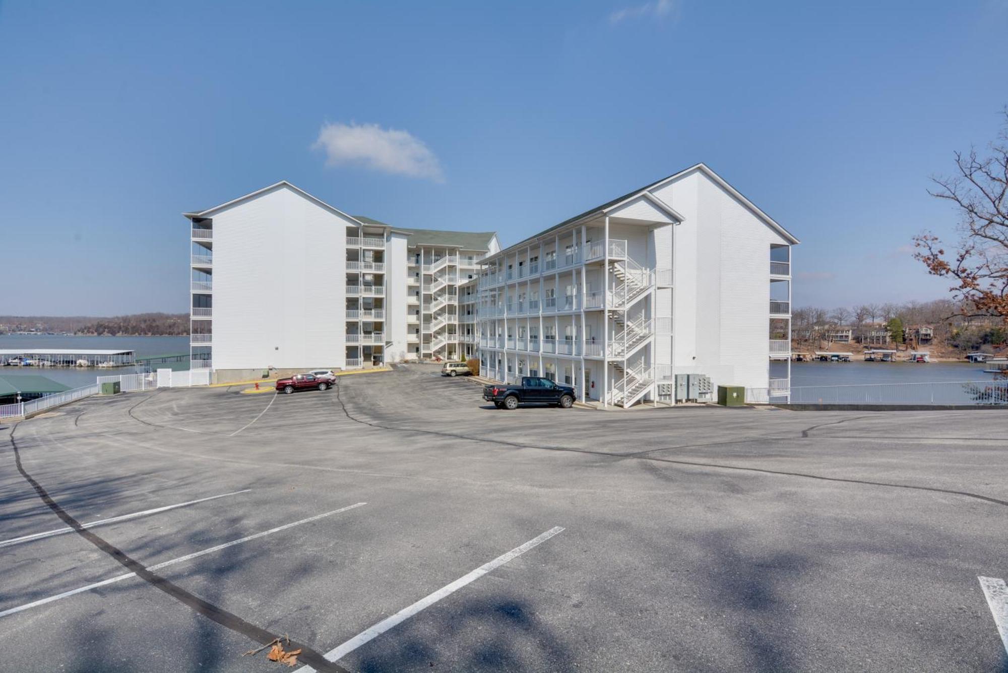 Lakefront Osage Beach Condo With Pool And Water Views! Exterior photo
