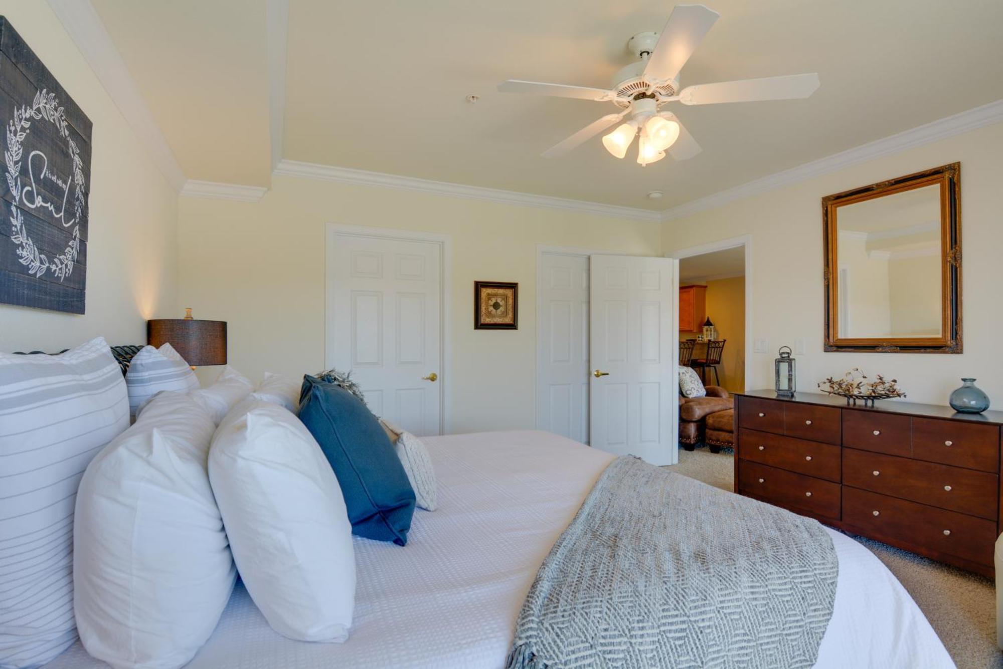 Lakefront Osage Beach Condo With Pool And Water Views! Exterior photo