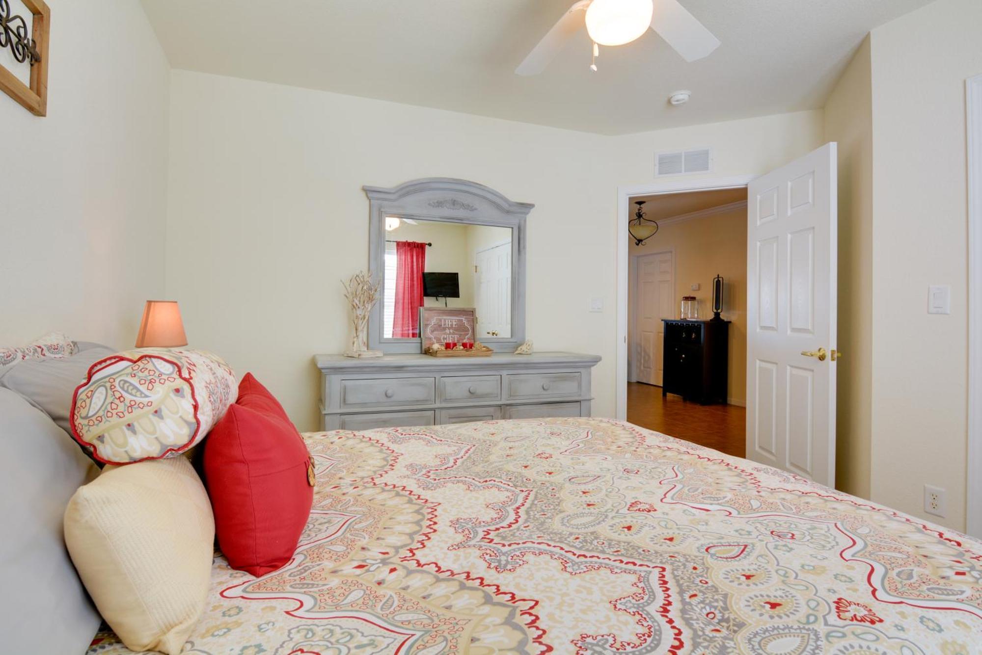Lakefront Osage Beach Condo With Pool And Water Views! Exterior photo