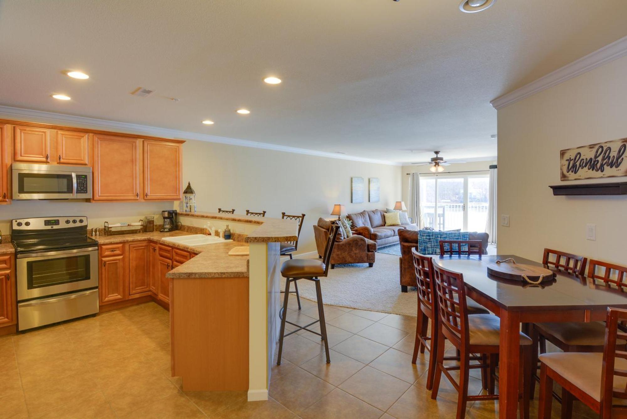 Lakefront Osage Beach Condo With Pool And Water Views! Exterior photo